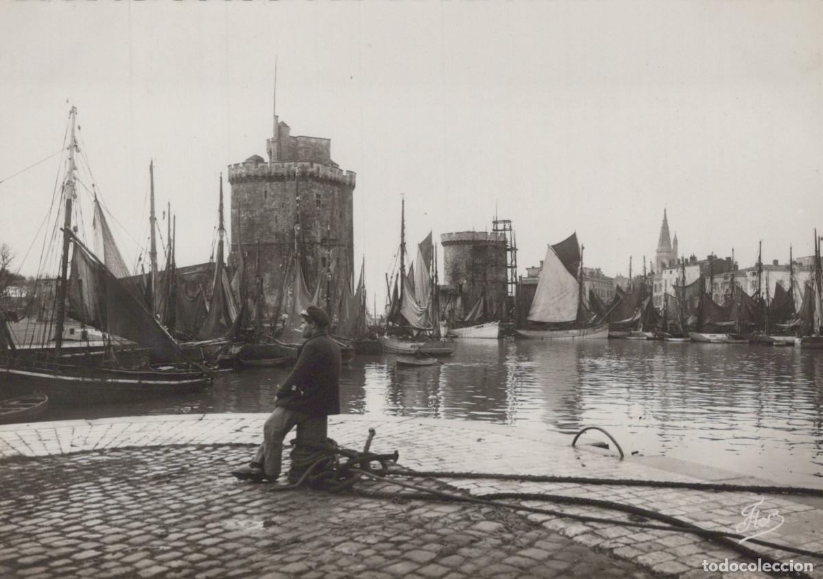Postales: France La Rochelle Vieux Port Voiliers et Tours Historiques Unposted *YAH327