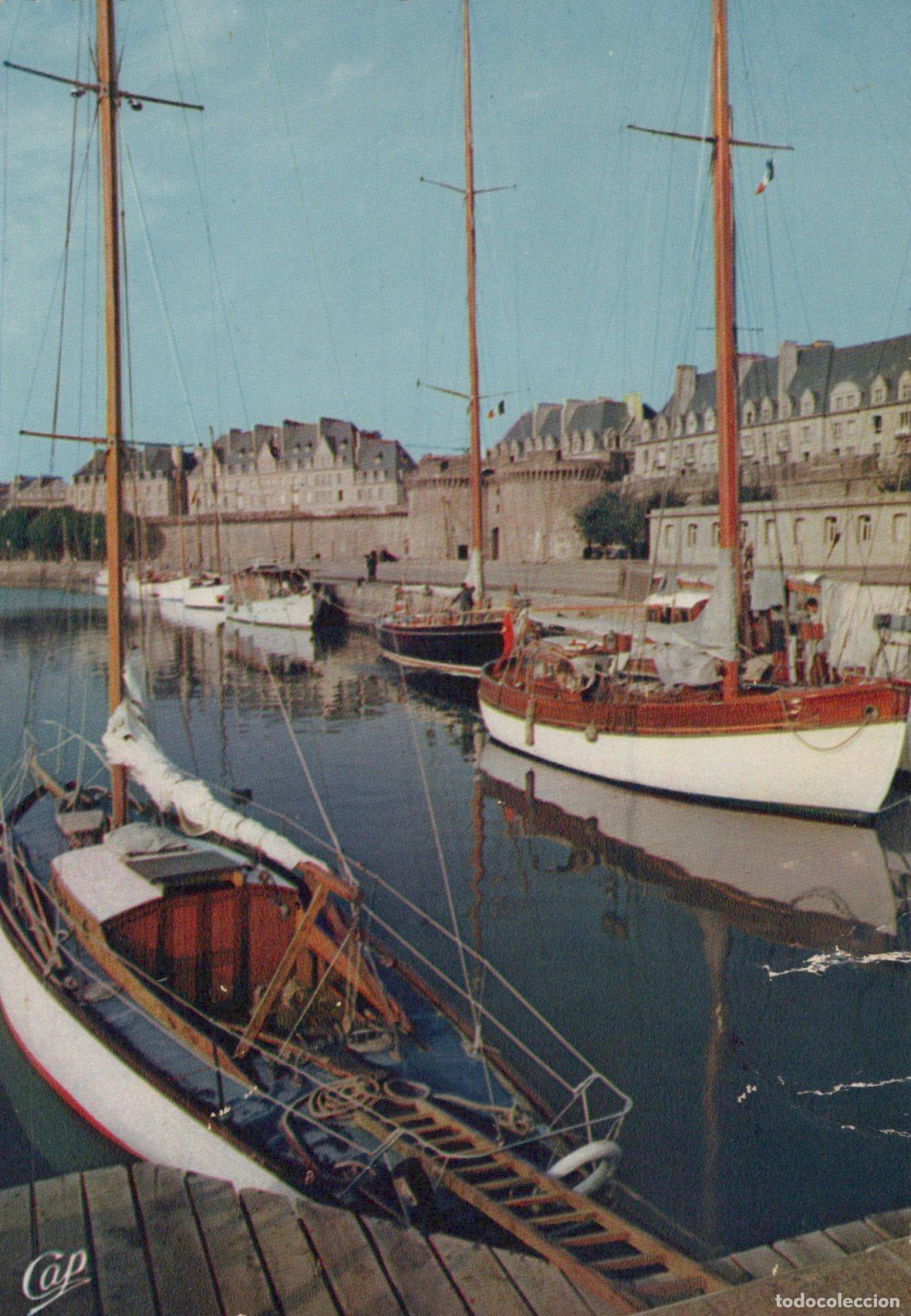 Cartes Postales: France Saint Malo Bretagne le Bassin des Yachts et les Remparts *YAH544