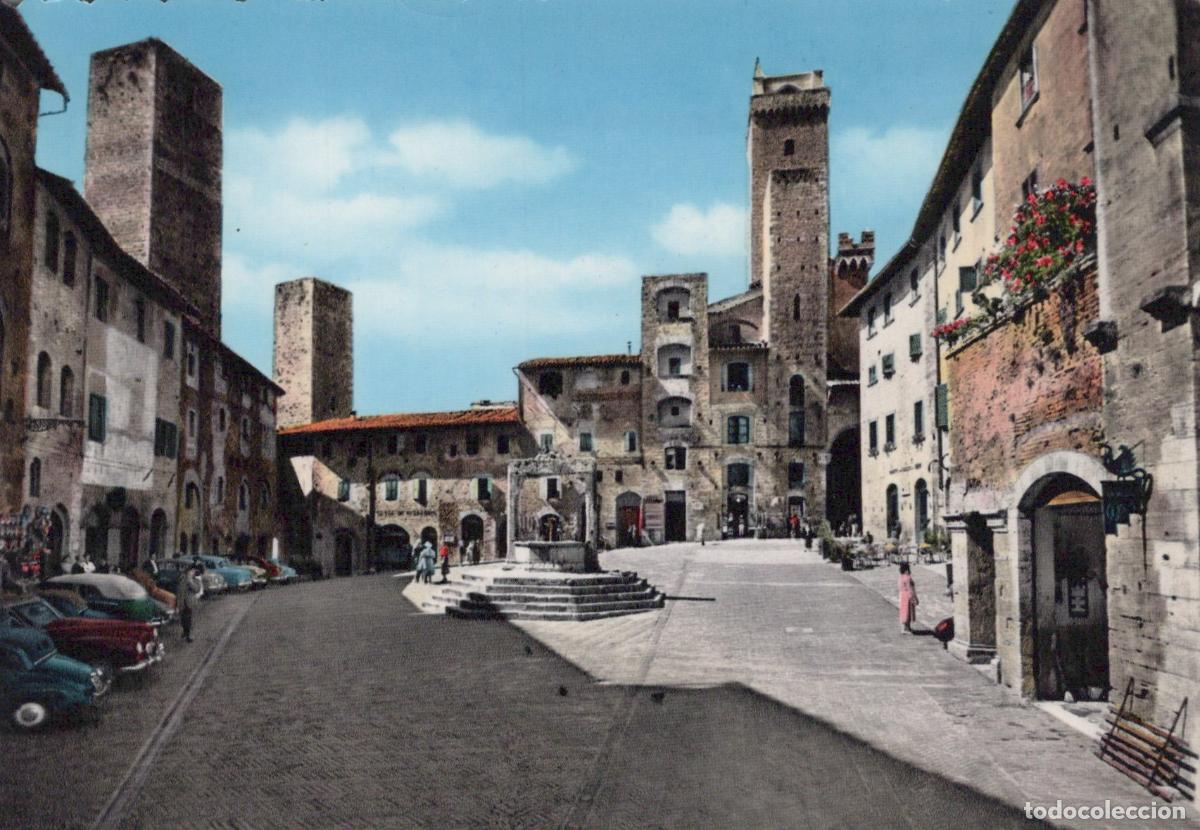 Cartes Postales: Italy San Gimignano Piazza della Cisterna Architecture Unposted *YAK481