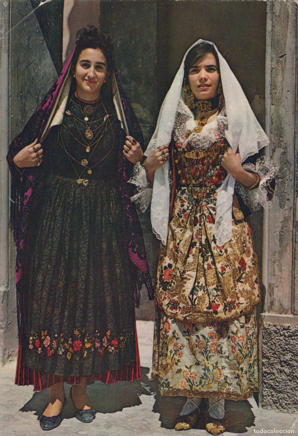 Postcards: Italy Sardinia Women in Traditional Dress *YAK678