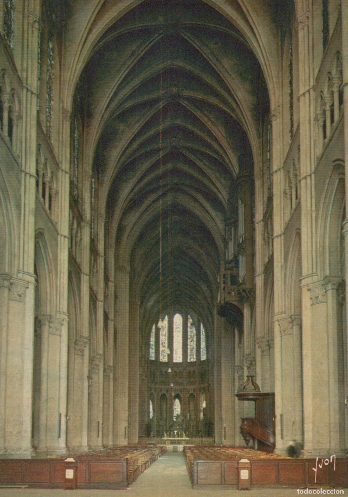 Cartes Postales: France Chartres Cathedral Notre Dame la Nef Unposted *YAK842