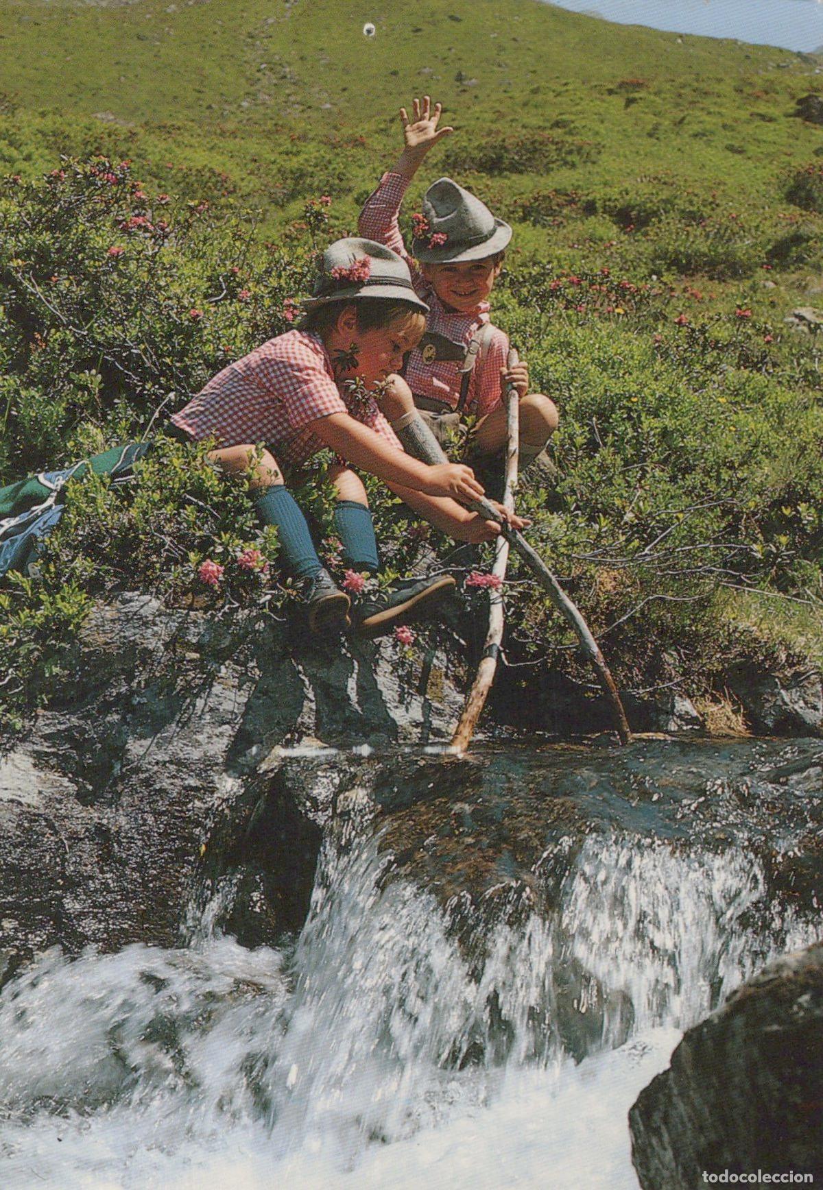 Postkarten: Austria Young Boys Playing in Mountain Stream Traditional Clothes *YAM123