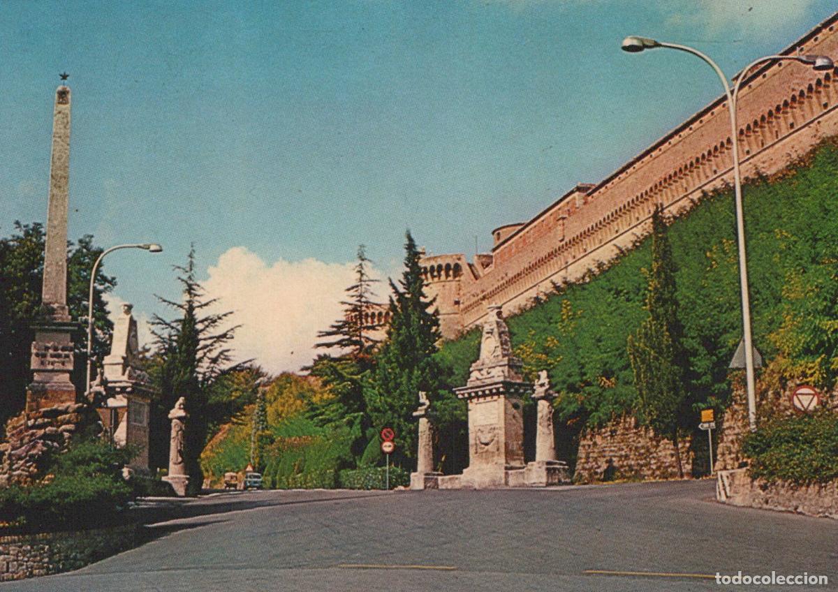 Postkarten: Italy Volterra IL Viale Dei Ponti Road With Obelisk and Wall Unposted *YAM169