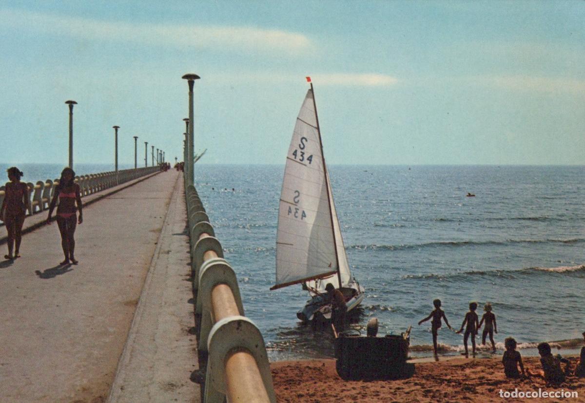Postales: Italy Forte Dei Marmi Pier With Sailboat and Bathers On Beach *YAM336