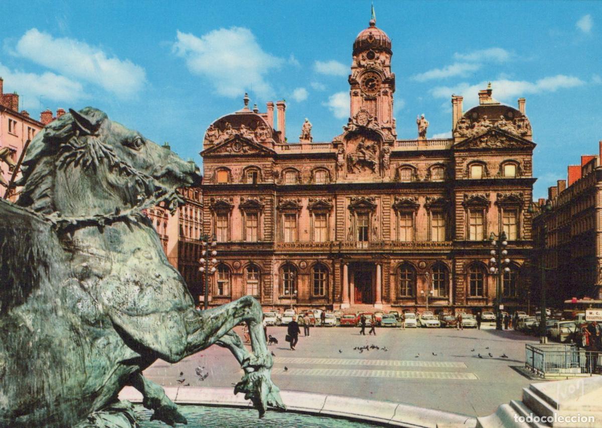 Postales: France Lyon Place des Terreaux Hotel de Ville Bartholdi Unposted *YAM307