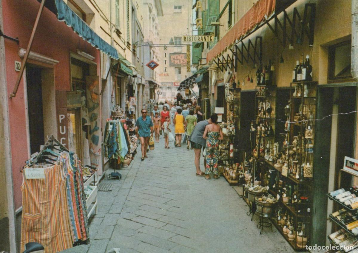 Postales: Italy Alassio Riviera Dei Fiori Narrow Street Shops People Vintage *YAM576