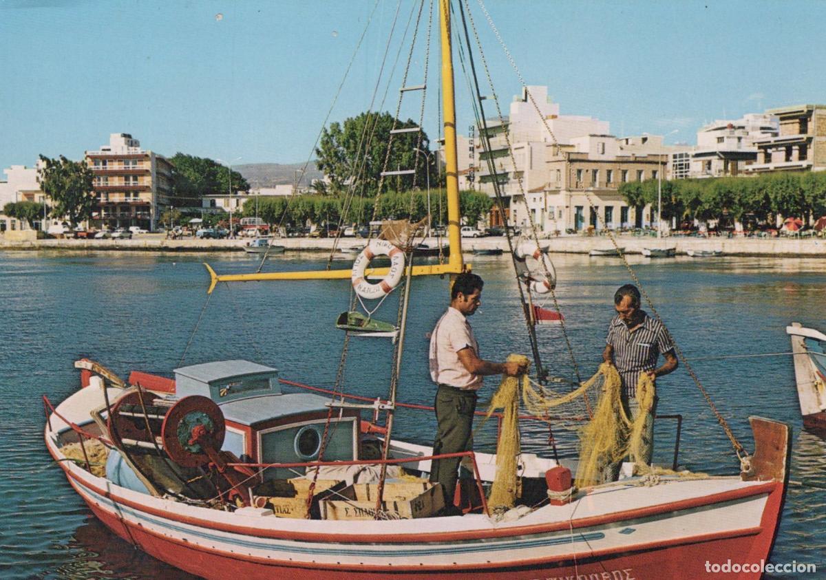 Postkarten: Greece Sitia Fishing Boat With Fishermen Partial View of the Jetty *YAM383