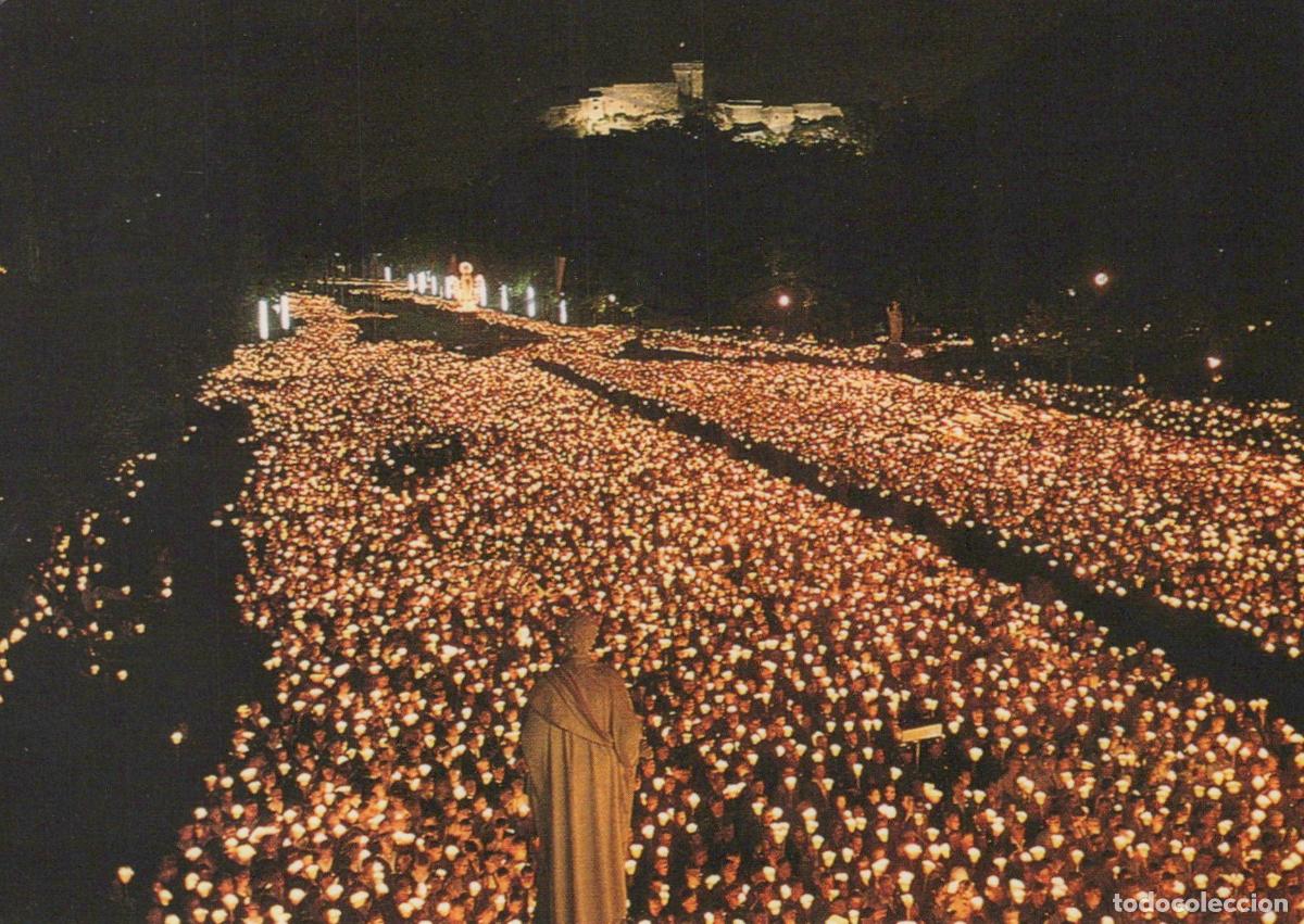 Cartoline: France Lourdes La Fiaccolata Candlelight Procession Night Scene Castle *YAN061