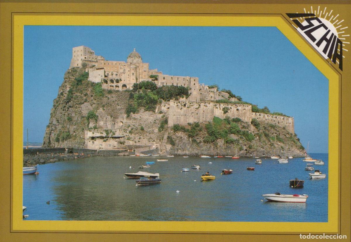 Postkarten: Italy Ischia Aragonese Castle On Rocky Islet With Boats in Blue Unposted *YAN154