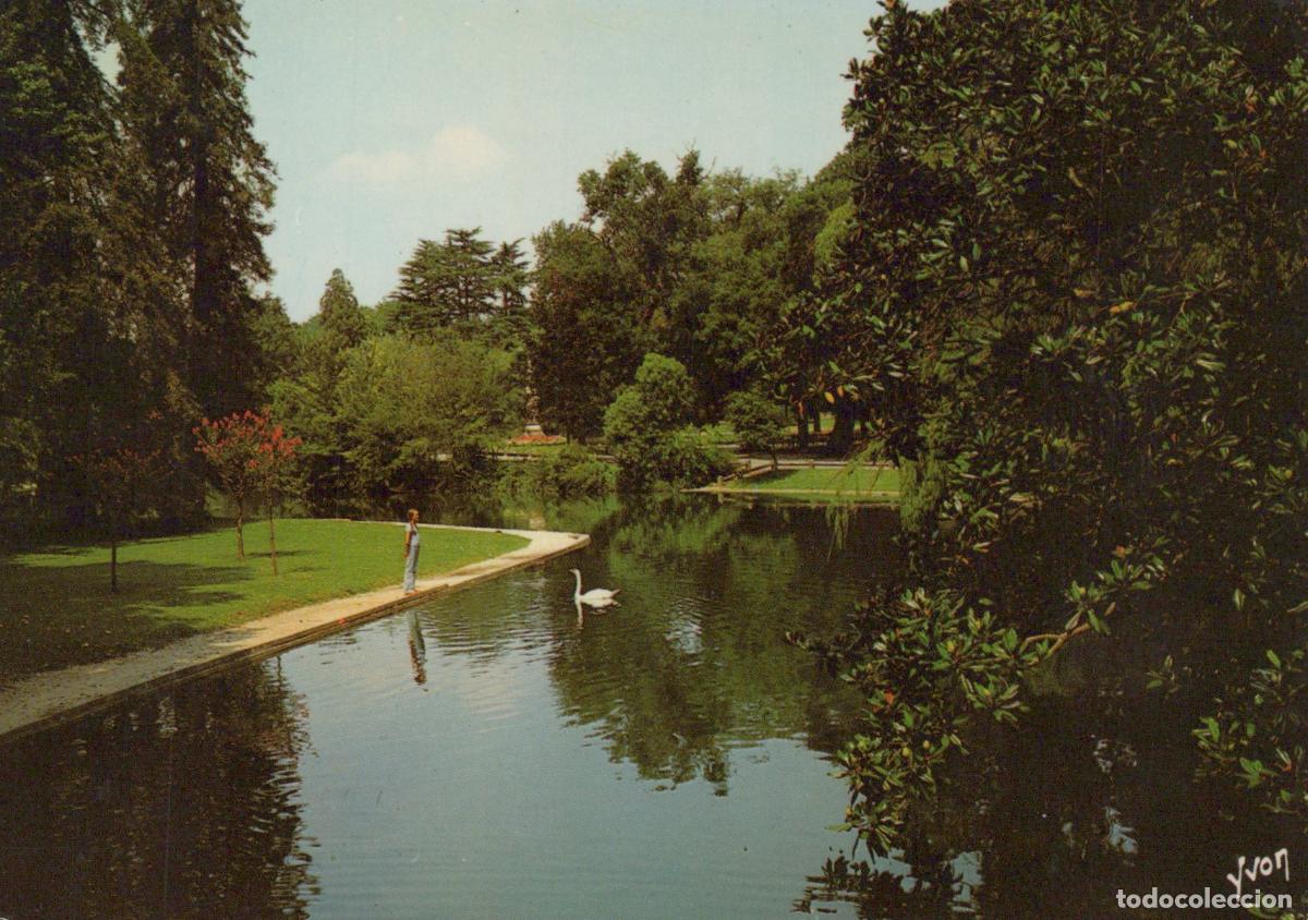 Postkarten: France Bordeaux Parc Bordelais Swan Pond Man Trees Landscape Unposted *YAN308