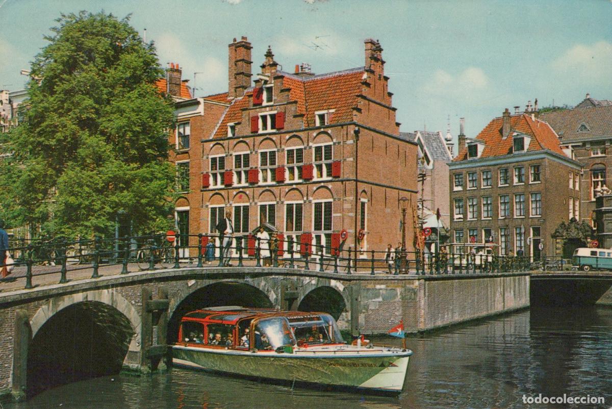 Postkarten: Netherlands Amsterdam Canal Boat Passing Under A Bridge in With Historic *YAN388