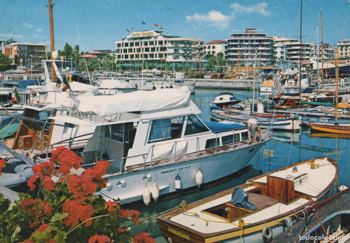 Postkarten: Italy Riccione Marina With Boats and Waterfront Buildings Red Flowers *YAN525