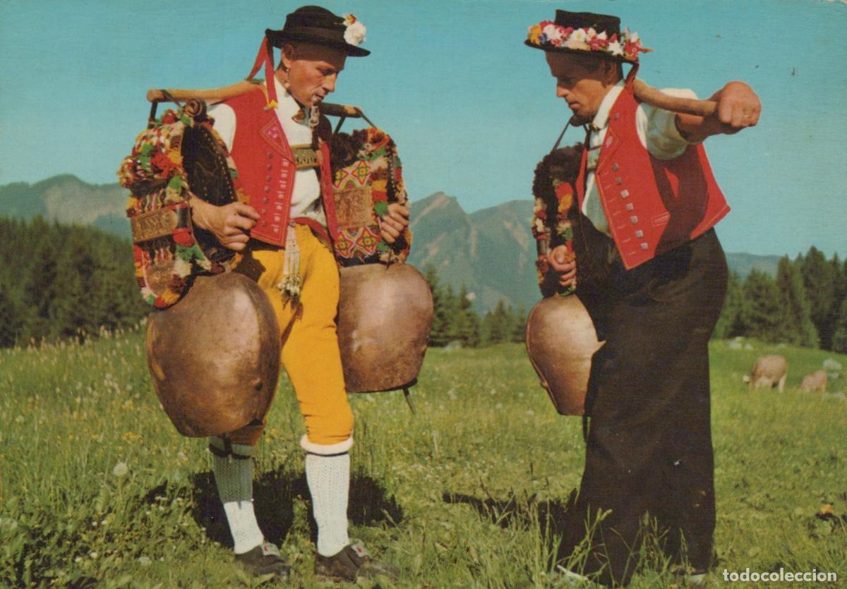 Postales: Switzerland Swiss Herdsmen Shaking Bells in Traditional Costume Unposted *YAN570