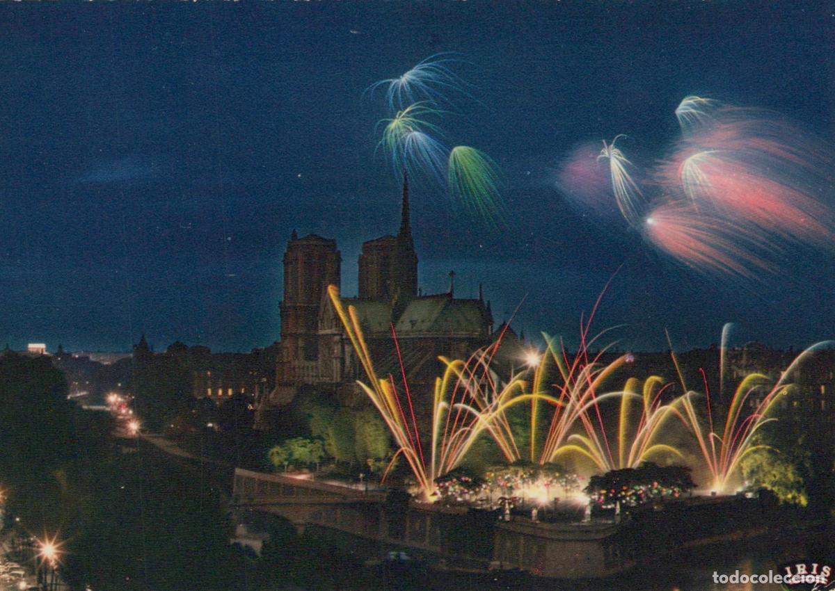 Postais: France Paris Notre Dame Cathedral Fireworks Night View *YAN461