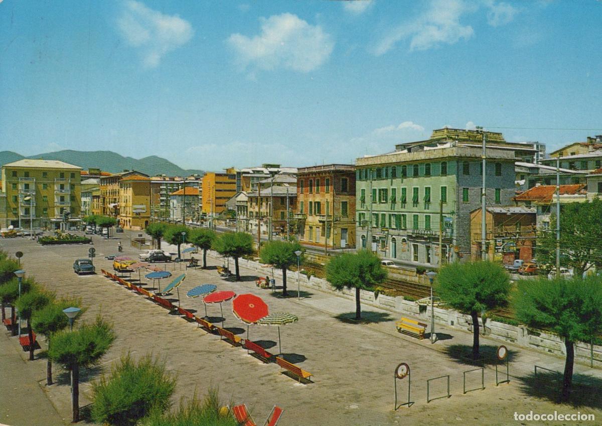 Postcards: Italy Lavagna Piazza Marconi Coastal Town Square With Umbrellas *YAN940