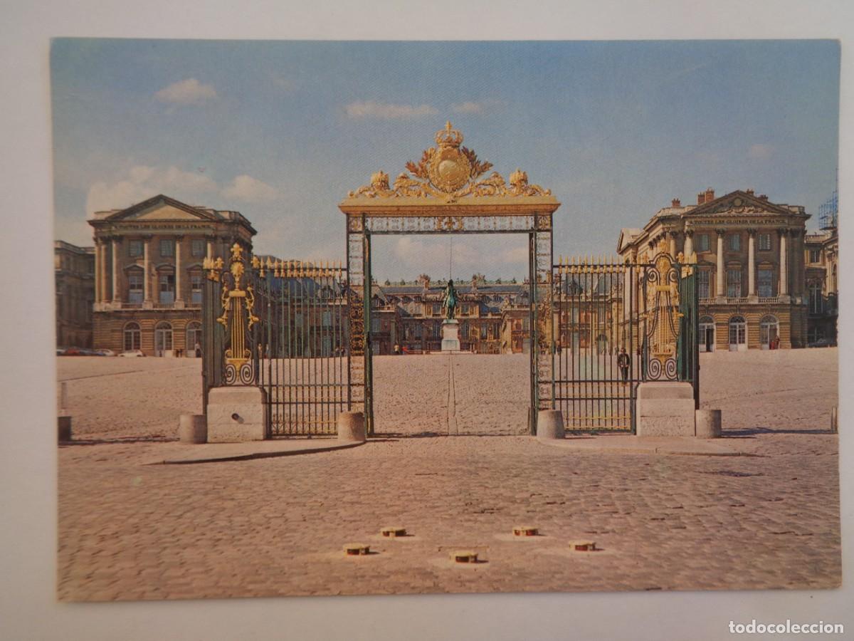 Postkarten: POSTAL DE VERSALLES ( FRANCIA ): ENTRADA AL PALACIO CON ESTATUA DE LUIS XIV