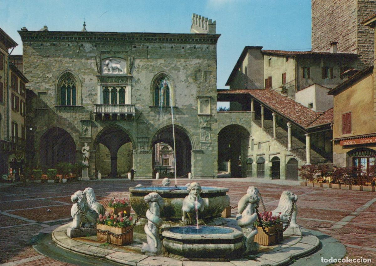 Postcards: Italy Bergamo Piazza Vecchia Contarini Fountain Palazzo della Unposted *YAP249
