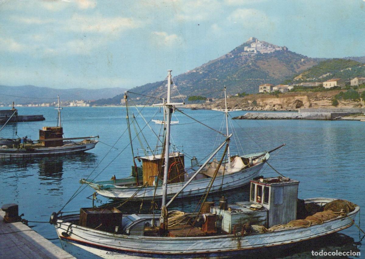 Postcards: Italy Santa Maria DI Castellabate Fishing Boats in Harbor Hilltop *YAP170