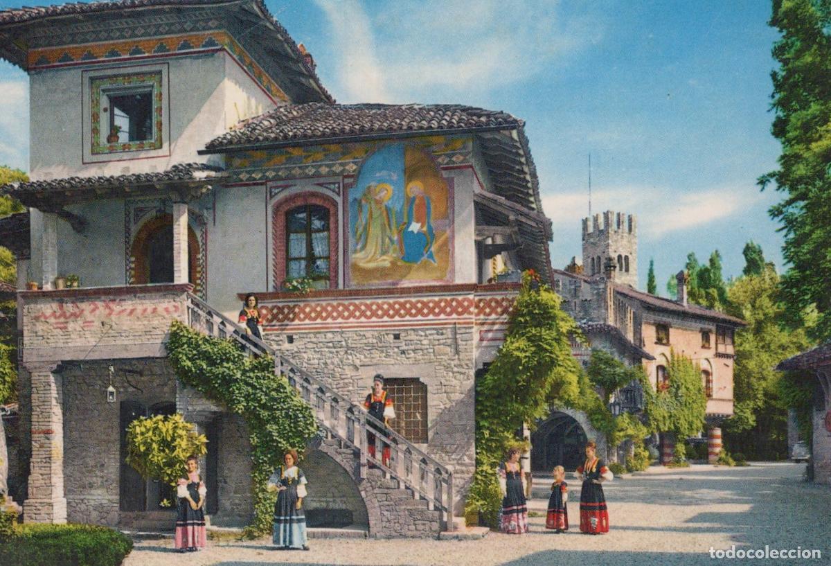 Postcards: Italy Grazzano Visconti Piacenza Houses and A Tower With People Unposted *YAP173