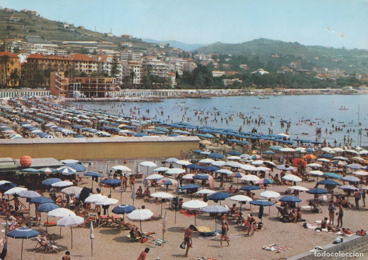 Postcards: Italy San Remo Beach Scene With Umbrellas and Swimmers 1950s *YAP385