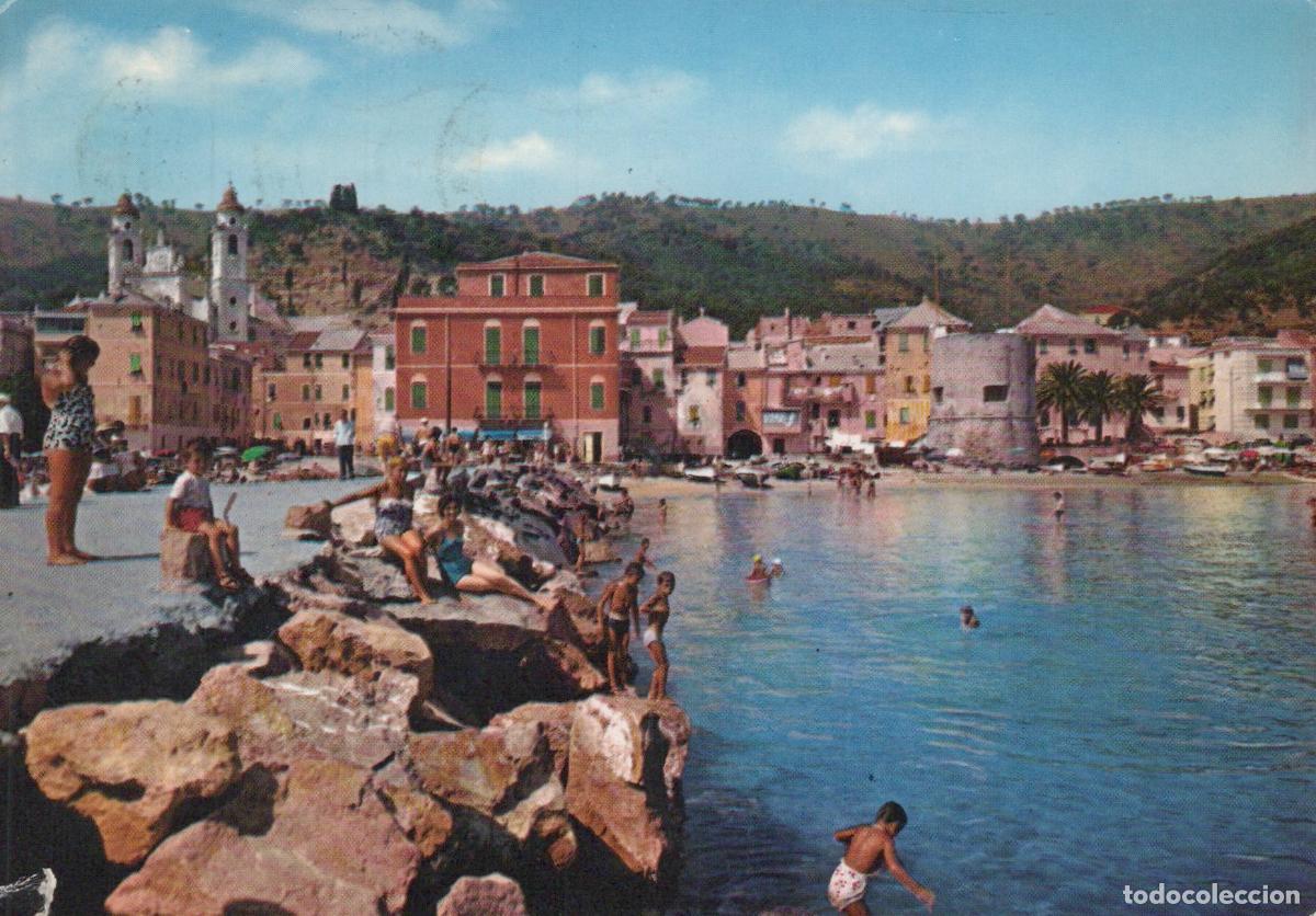 Postkarten: Italy Laigueglia Riviera Dei Fiori Beach With Swimmers and Town View *YAP346