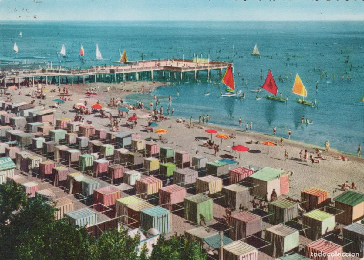 Postais: Italy Grado Beach With Pier Sailboats and Colorful Changing Cabins *YAP900