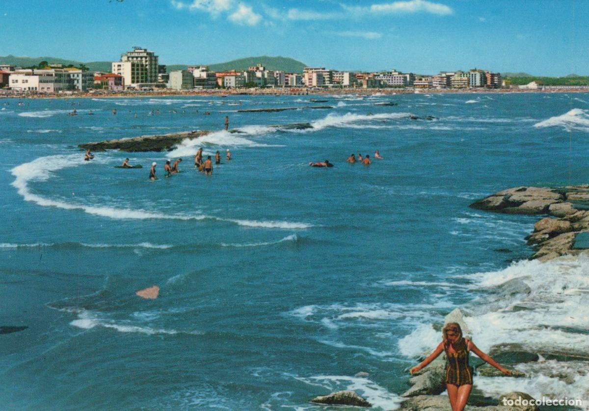 Postais: Italy Cattolica Beach With Bathers and Coastal Town View *YAP826