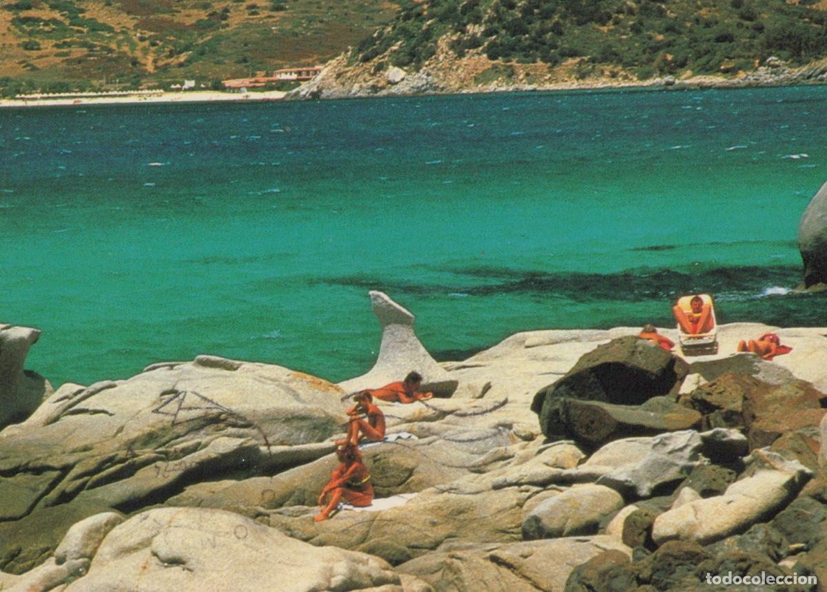 Postales: Italy Villasimius Sardinia Spiaggia del Riso Beach Sunbathers On Rocks *YAR428