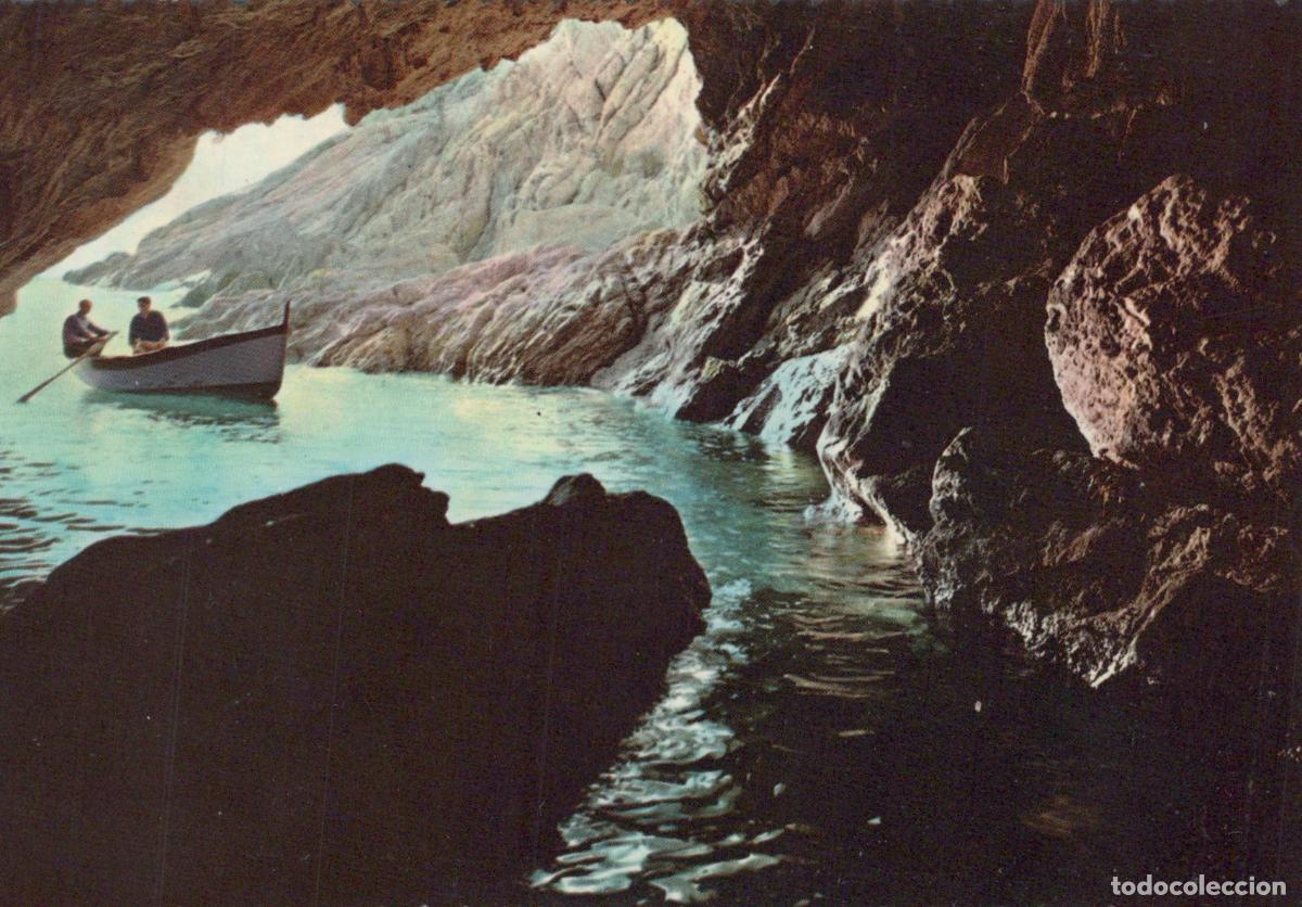 Postales: Italy Marina DI Campo Elba Sea Grotto With Rowboat and Two People *YAR438