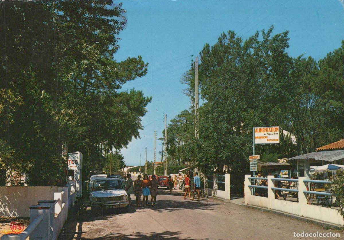 Cartoline: France Bretignolles sur Mer Avenue des Dunes Street Scene With People *YAR594