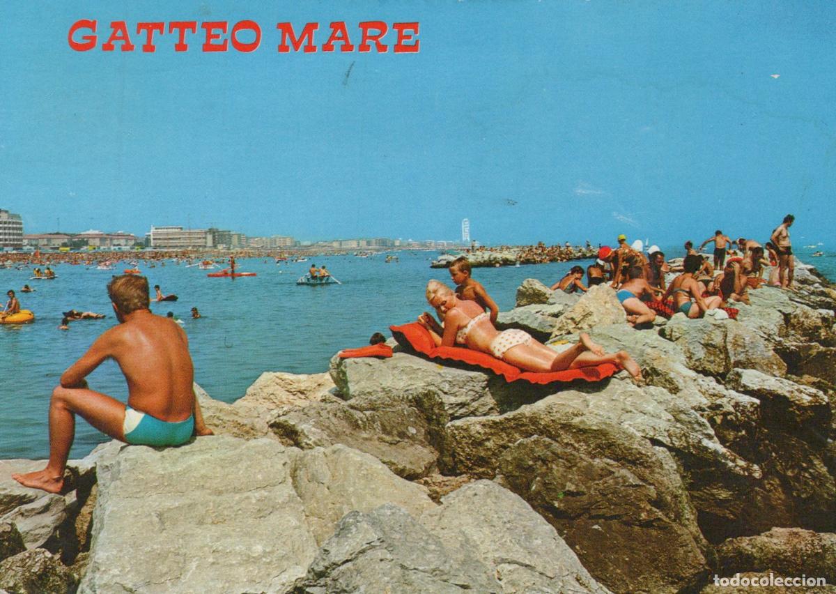 Cartoline: Italy Gatteo Mare Beach Scene People Sunbathing On Rocks *YAS011