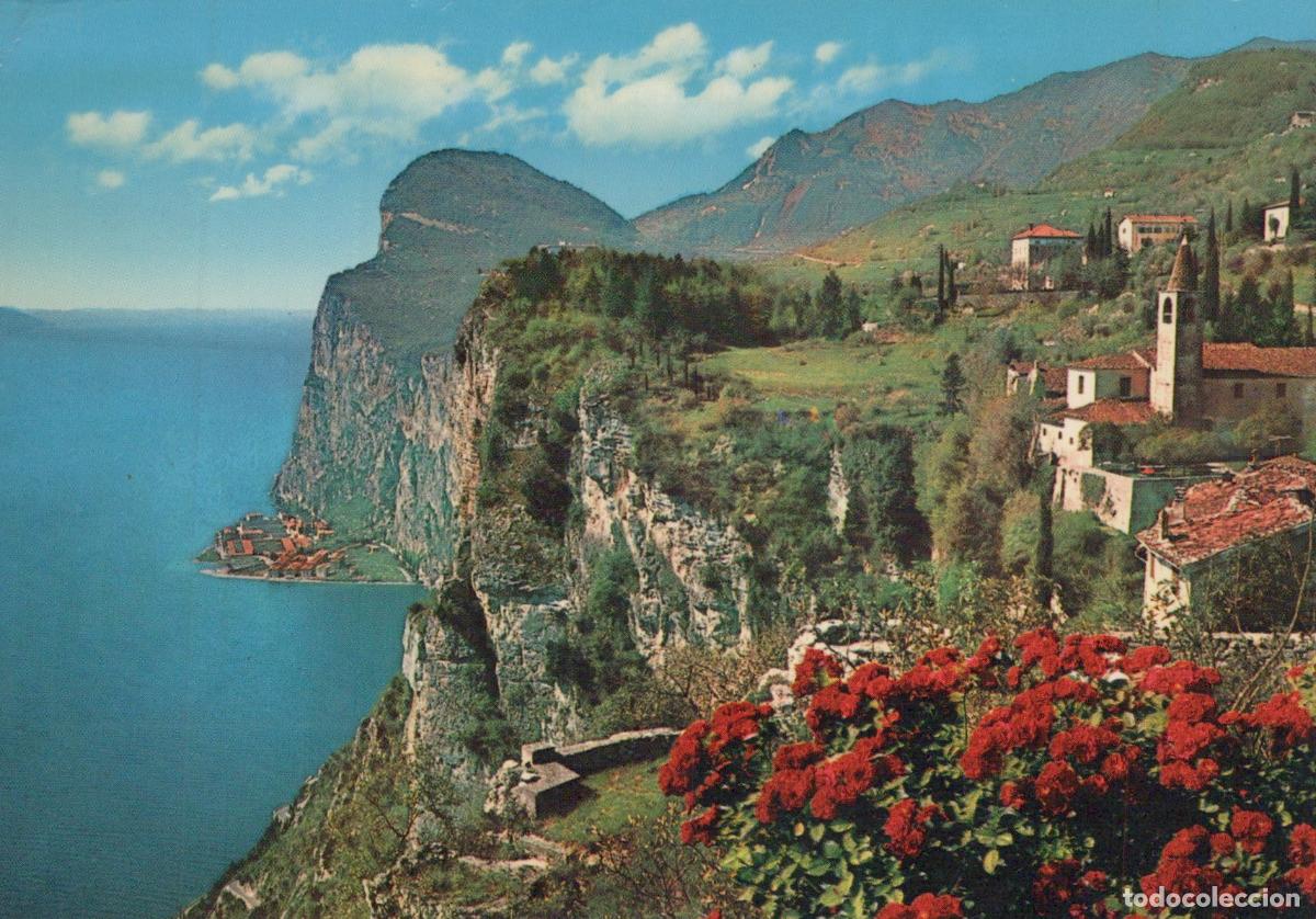 Postales: Italy Tremosine Lake Garda Village Cliffside View With Red Flowers *YAS132