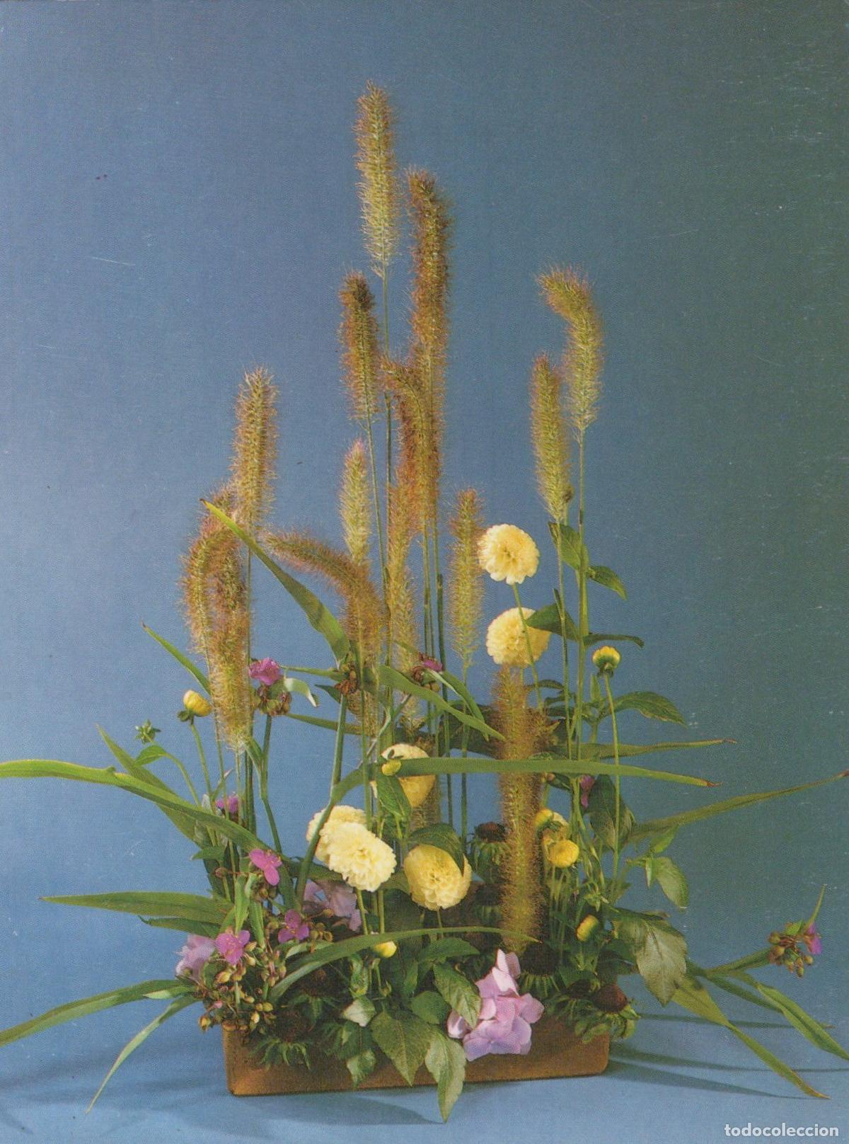 Cartes Postales: Floral Arrangement Pompon Dahlias and Grasses Unposted *YAS526