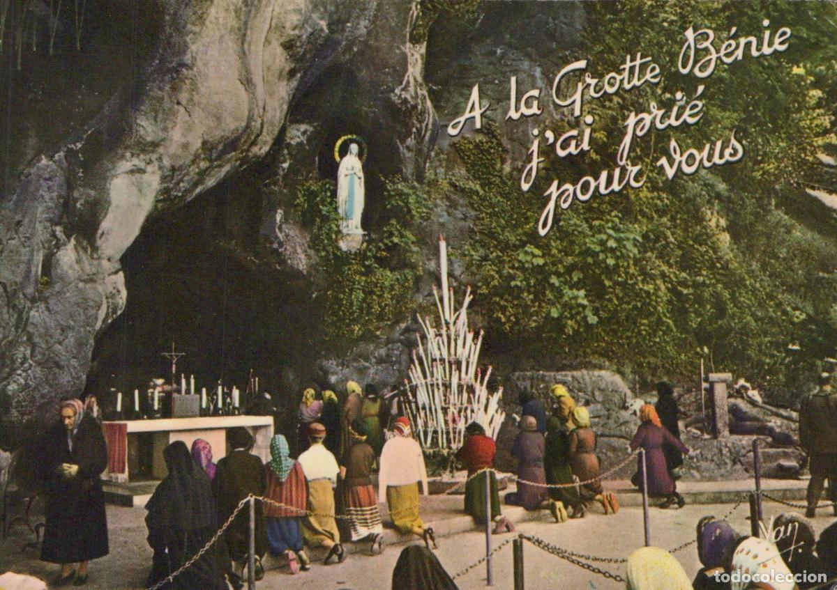 Postales: France Lourdes Grotto of Massabielle Pilgrims Praying Virgin Unposted *YAR368