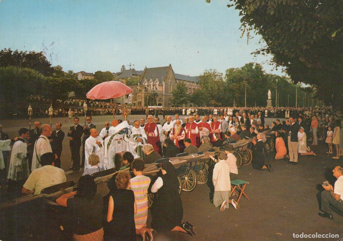 Postales: France Lourdes Procession of the Blessed Sacrament With Clergy and *YAR588