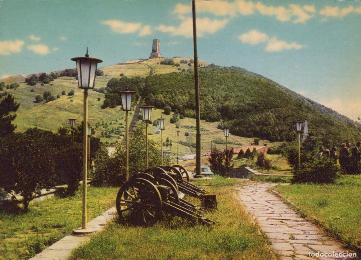 Postales: Bulgaria Shipka Pass Monument and Cannons On Hillside Landscape *YAS956