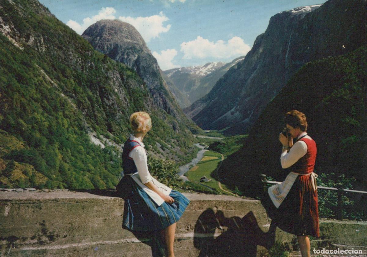 Postkarten: Norway Stalheim Hotel View Two Women Traditional Dress Unposted *YAT035