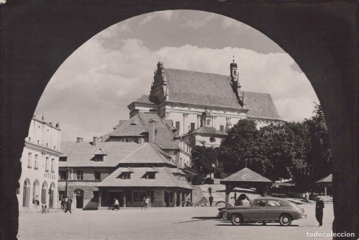 Cartes Postales: Poland Kazimierz Dolny Old Town Square With Church and Vintage Car *YAV102
