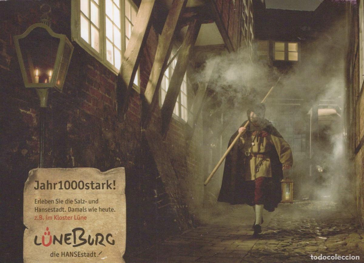 Postkarten: Germany L&uuml;neburg Medieval Street Scene With Man in Costume Lantern *YAW553