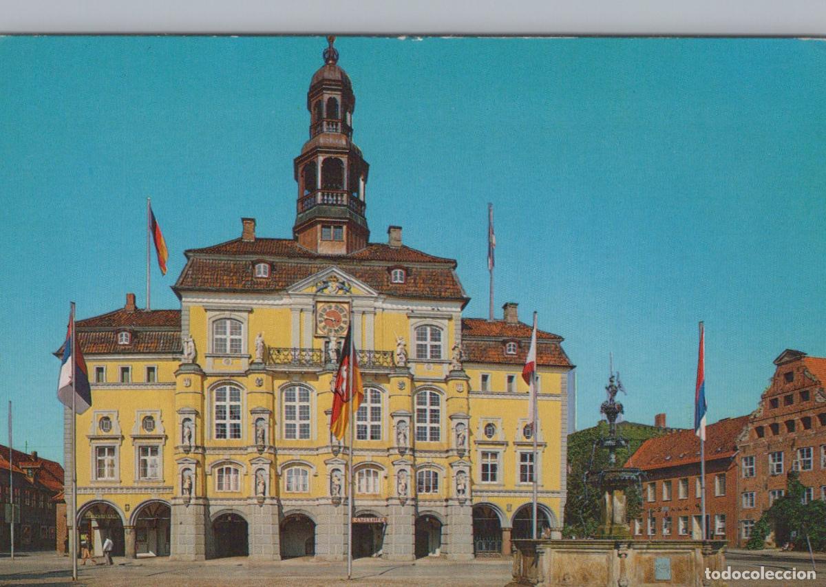 Postkarten: Germany L&uuml;neburg Rathaus Town Hall With Fountain and Flags Unposted *YAW613