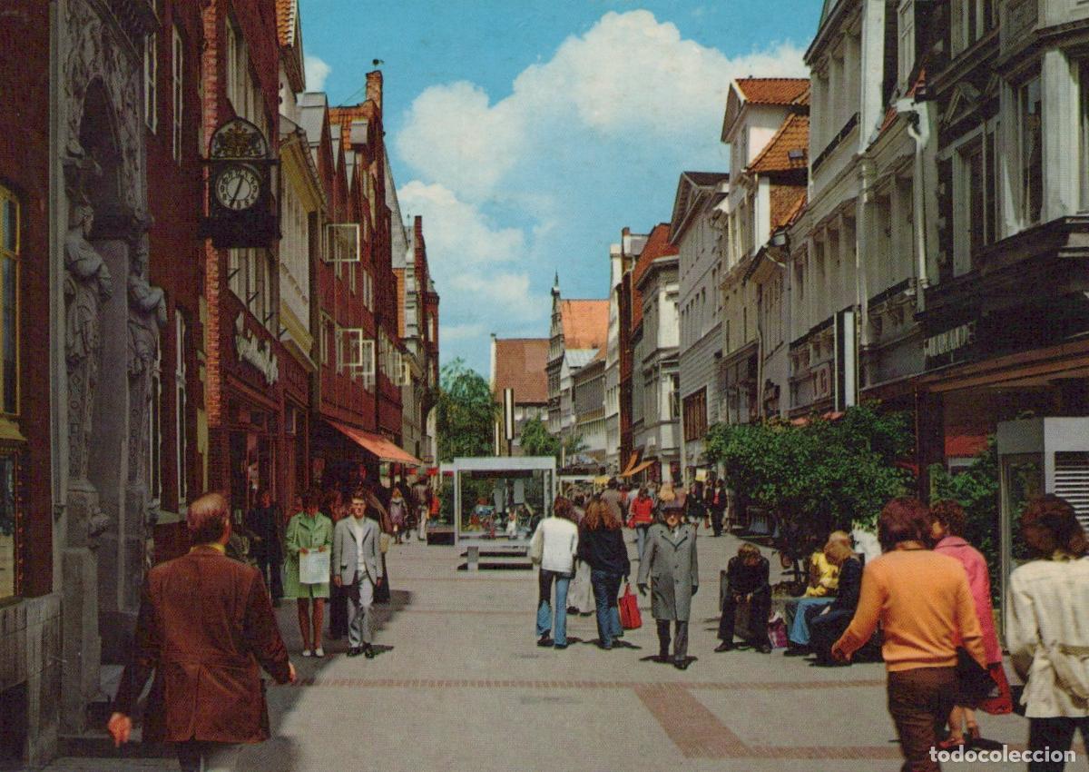 Postales: Germany L&uuml;neburg Historic City Street With Pedestrians and Shops *YAW679