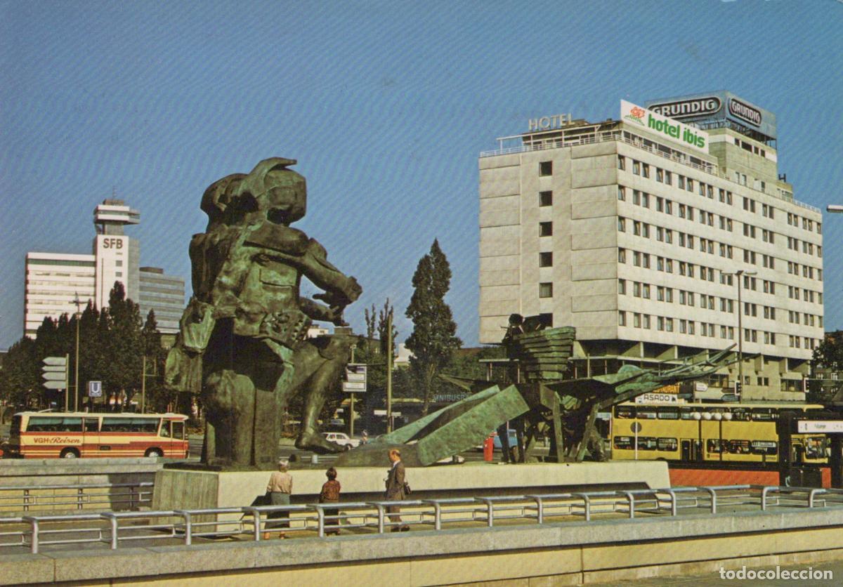 Postales: Germany Berlin Hotel Ibis Modern Sculpture and Street Scene *YAW928