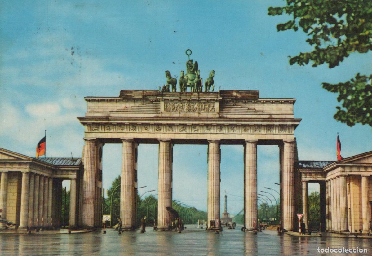 Postales: Germany Berlin Brandenburg Gate With Quadriga and German Flags 1965 *YAW953