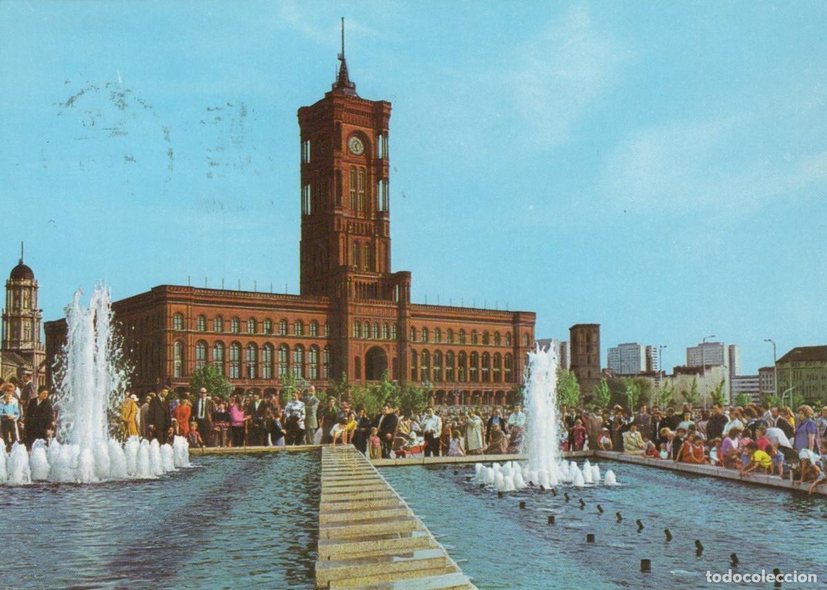 Postcards: Germany Berlin Red City Hall With Fountains and Crowds German Democratic *YAW995