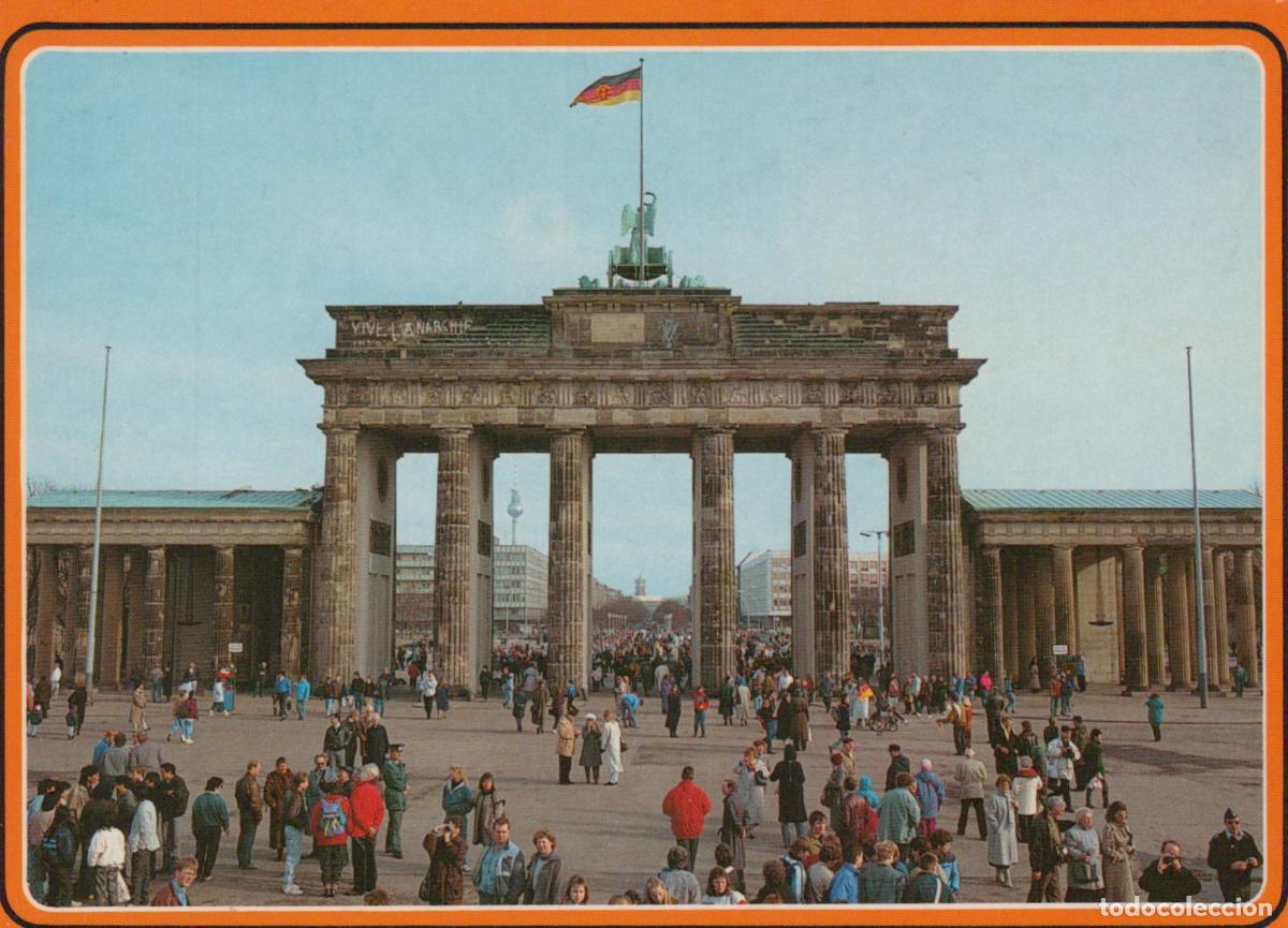 Cartes Postales: Germany Berlin Brandenburg Gate With German Flag and Crowds Unposted *YAW879