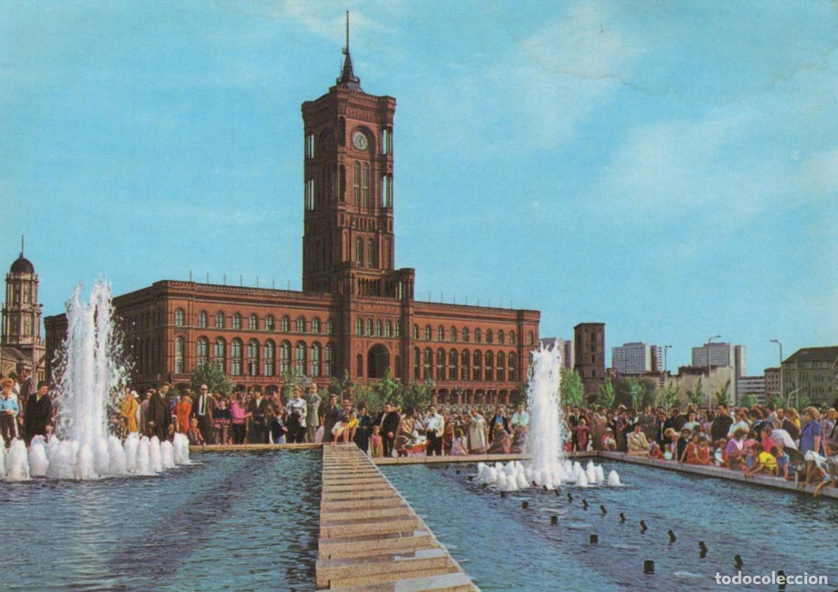 Postales: Germany Berlin Red Town Hall With Fountains and Crowds Capital Unposted *YAW957