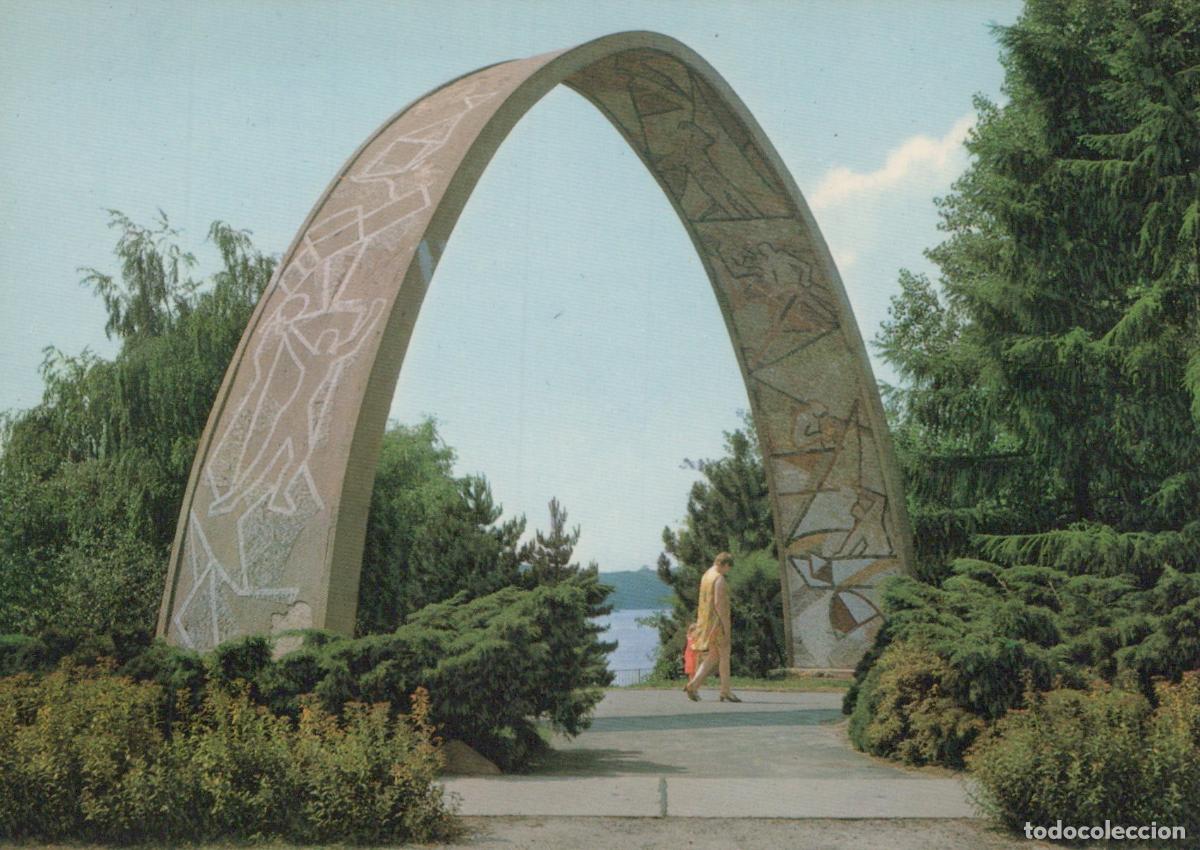 Cartes Postales: Germany Berlin Tegeler Bogen Arch Sculpture With Woman Walking Unposted *YAX070