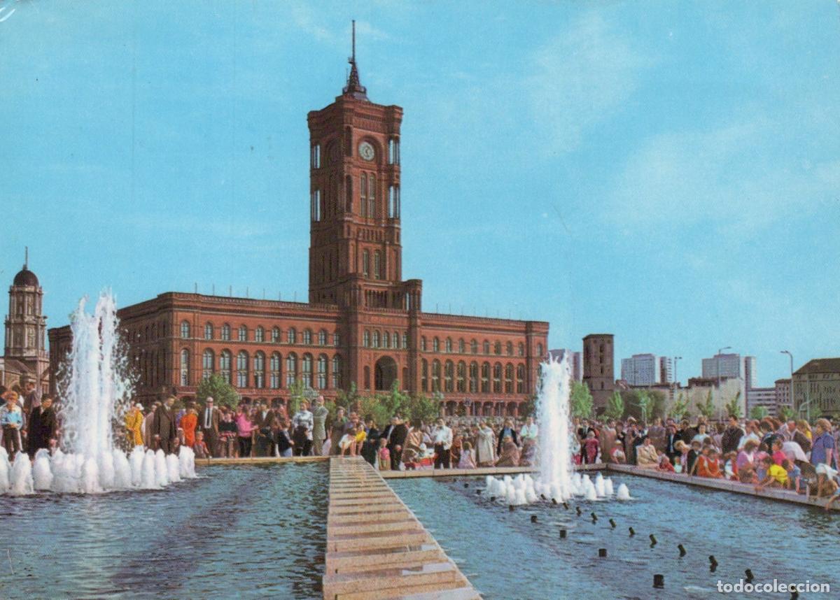 Cartoline: Germany Berlin Red City Hall With Fountains and Crowds East 1970s *YAX072