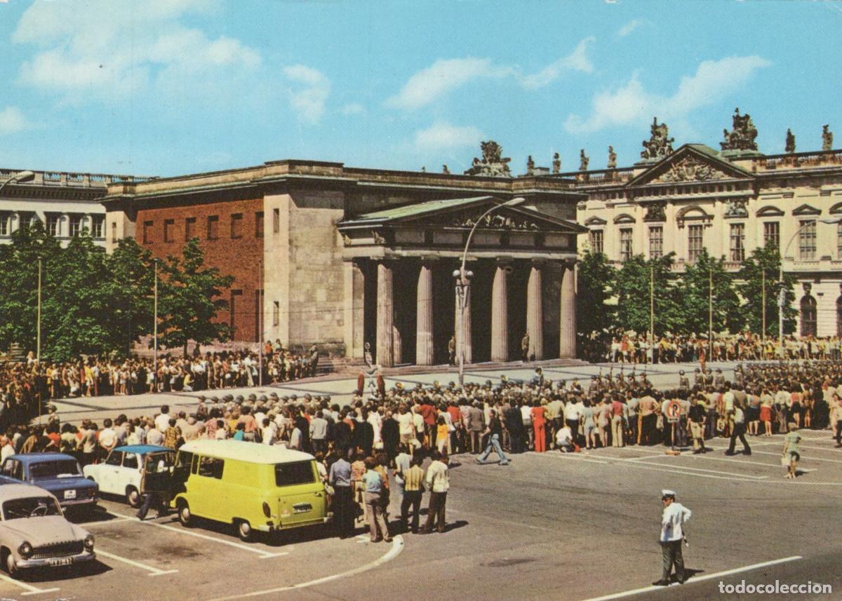 Postales: Germany Berlin Unter den Linden Memorial Crowds and Classic Cars *YAX101