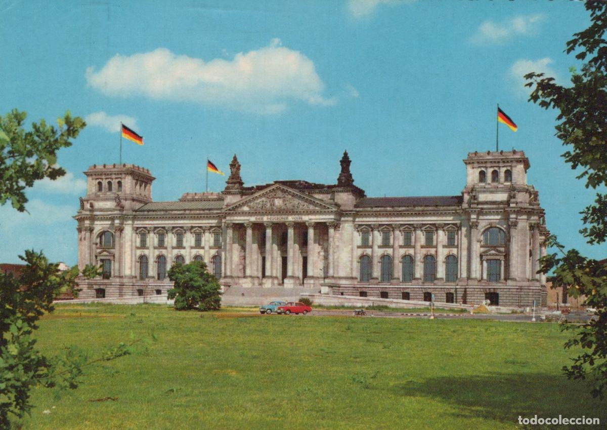 Postcards: Germany Berlin Reichstag Building With German Flags Architecture *YAX262